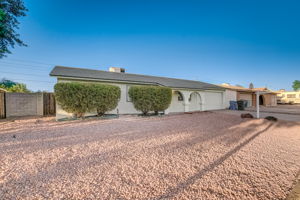 W Desert Hills Dr-001