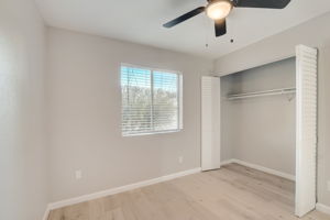 W Desert Hills Dr-015
