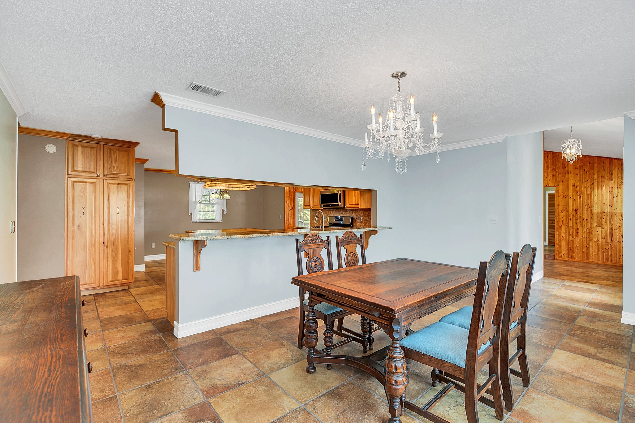 Dining Room & Kitchen Bar