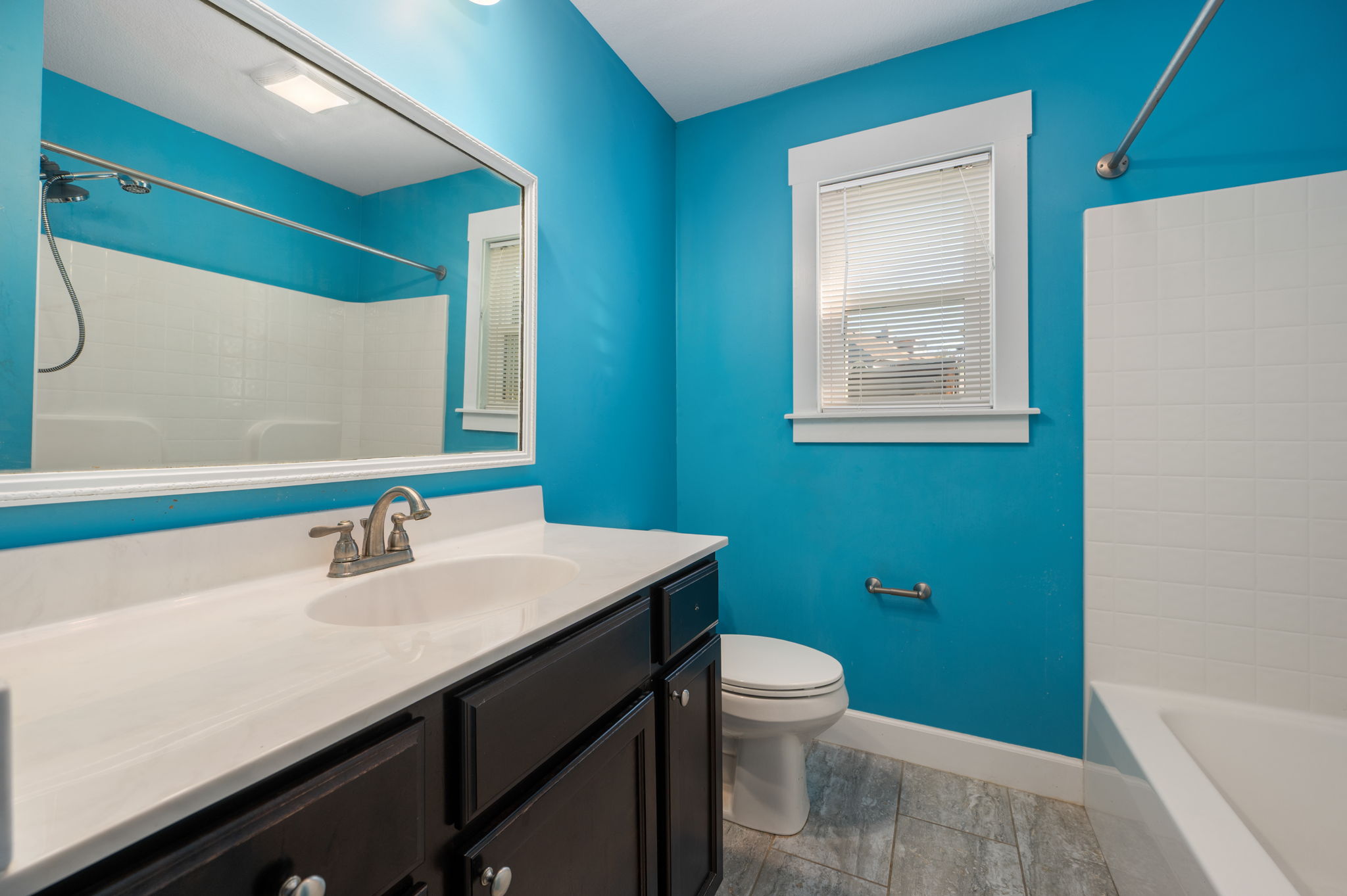 415-W-Barracuda-BL-Full-Bath
