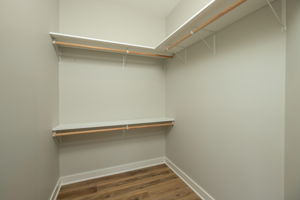 23-Walk in Closet