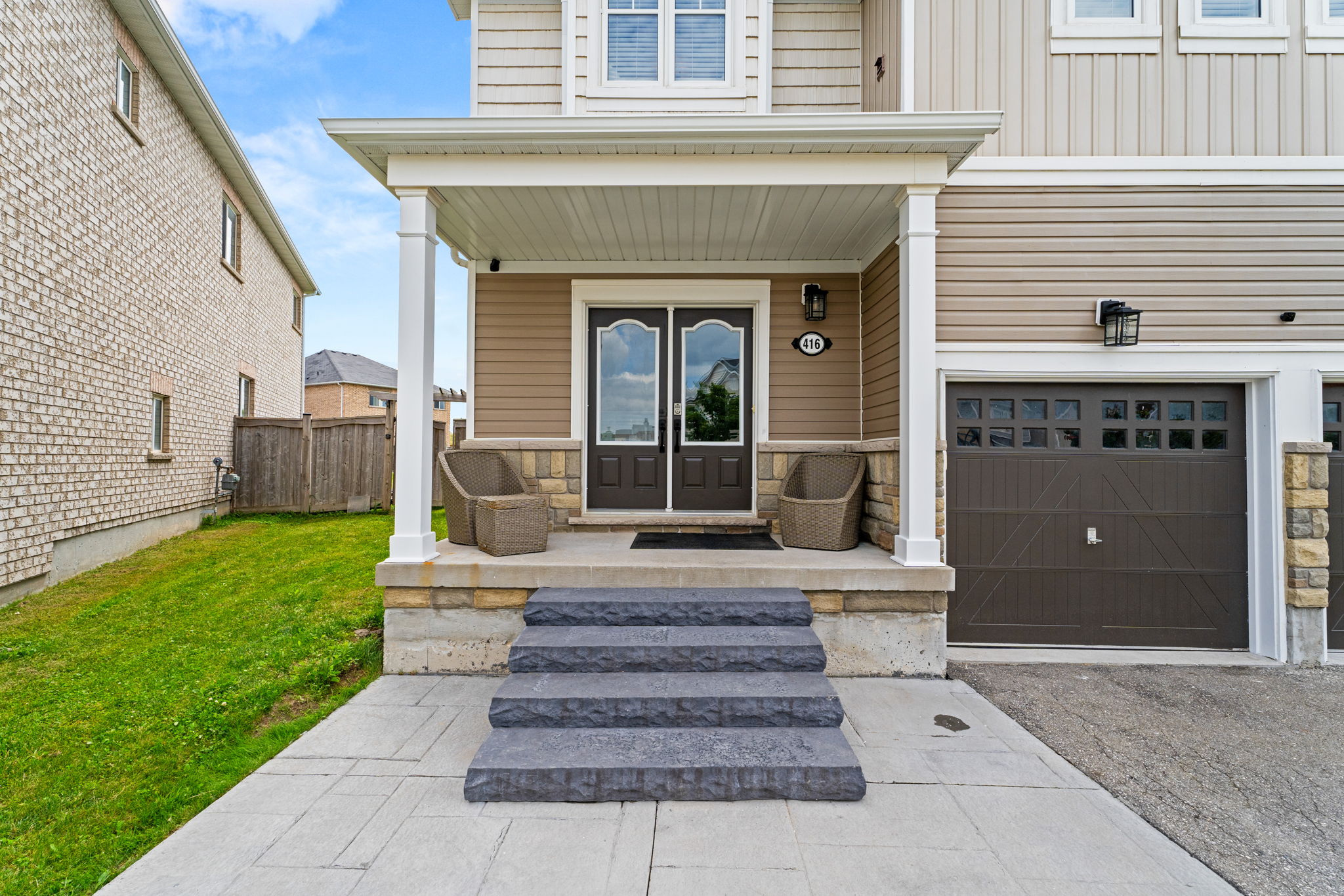 Front Porch/Entrance