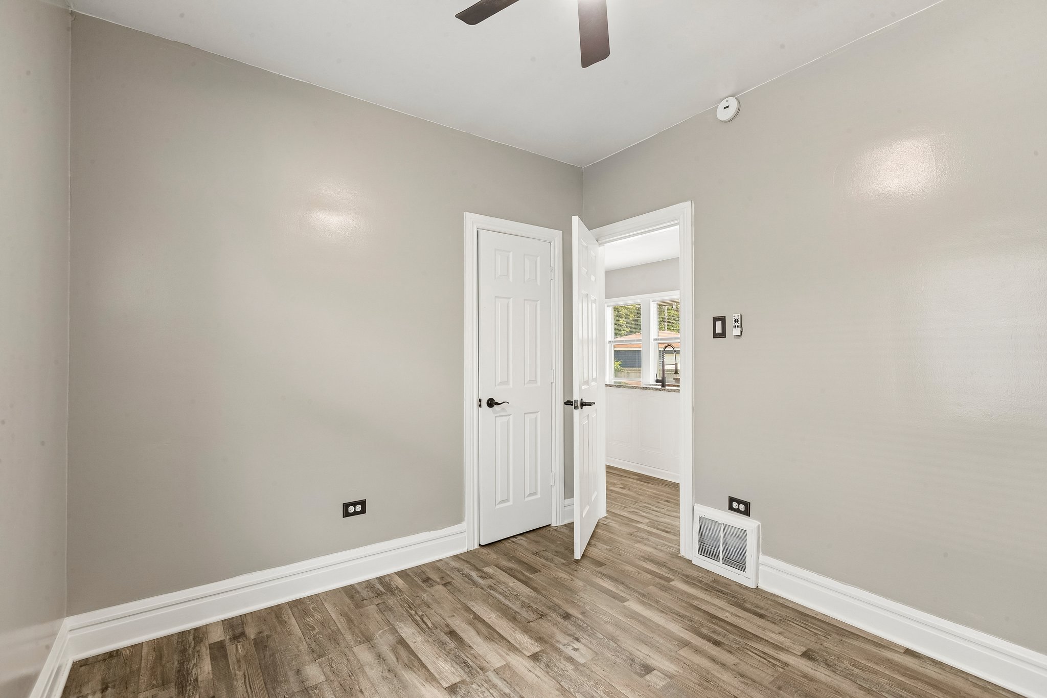 Eberly Ave-S2207-017.jpg