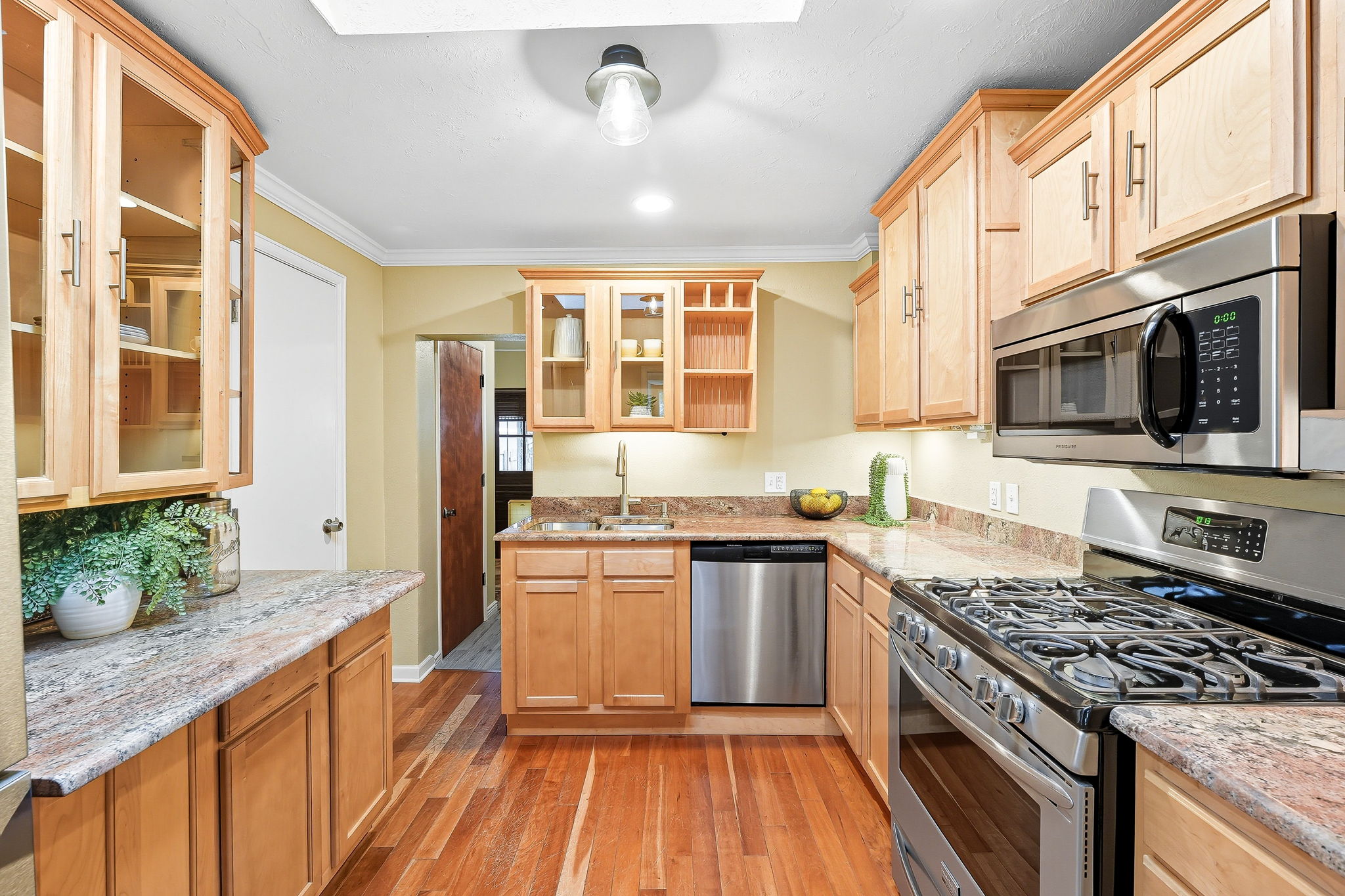 Updated kitchen with gas stove!