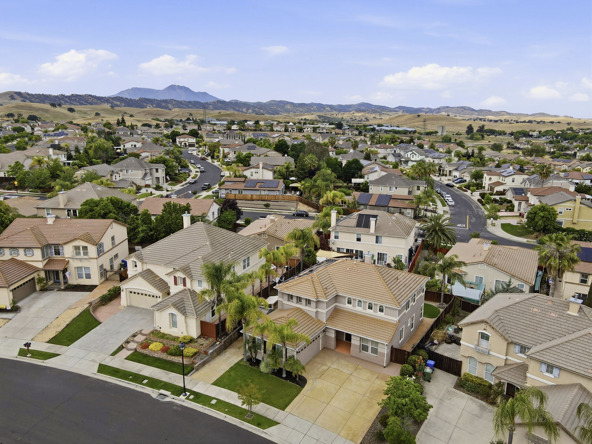 Desirable Deer Ridge Neighborhood
