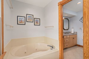 417 Deep Neck | Mid Level Bedroom 3 - Private Bath