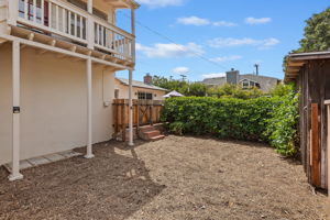 28 - Fenced Yard
