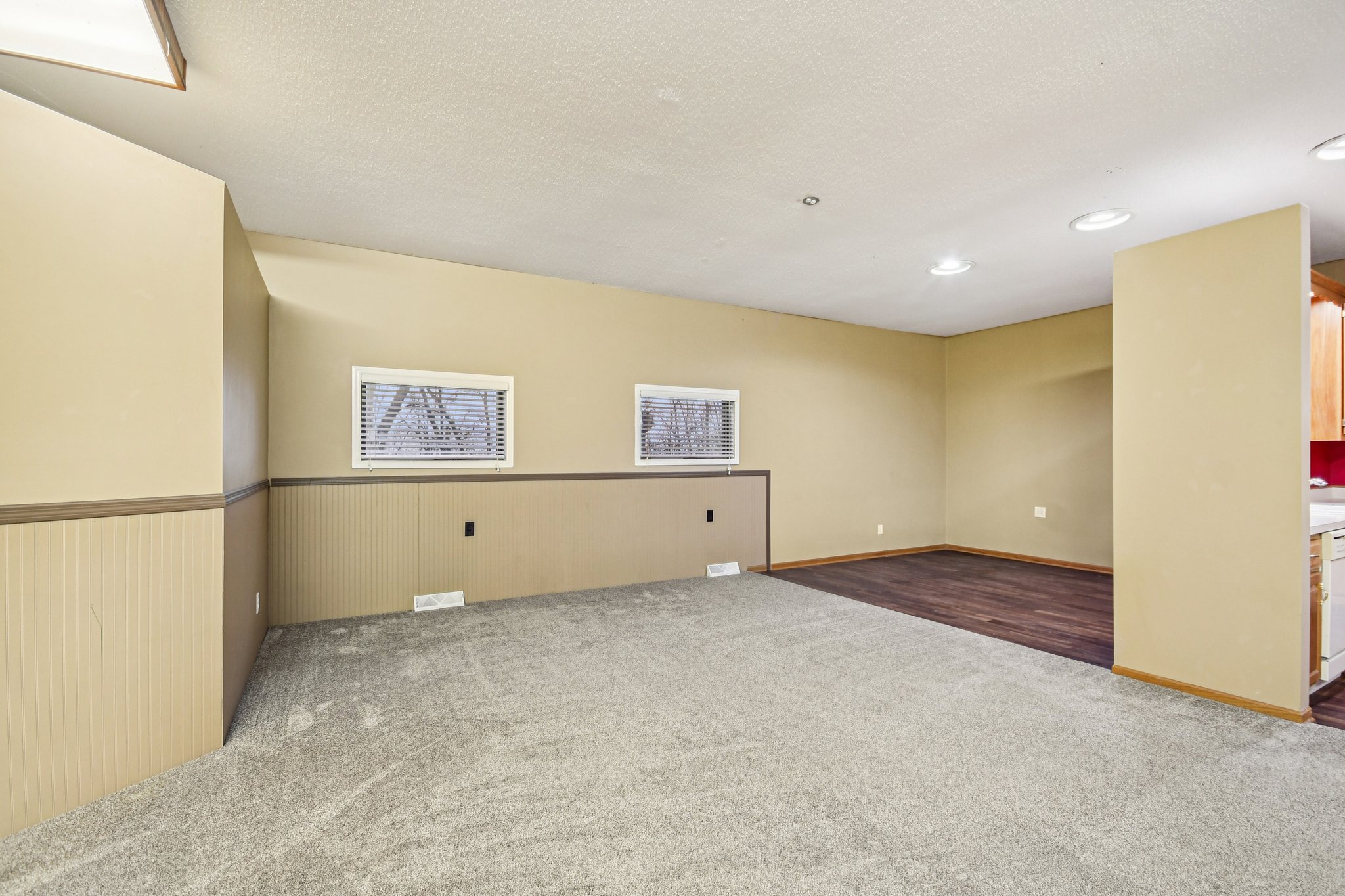 E 5th St-S2111-012.jpg