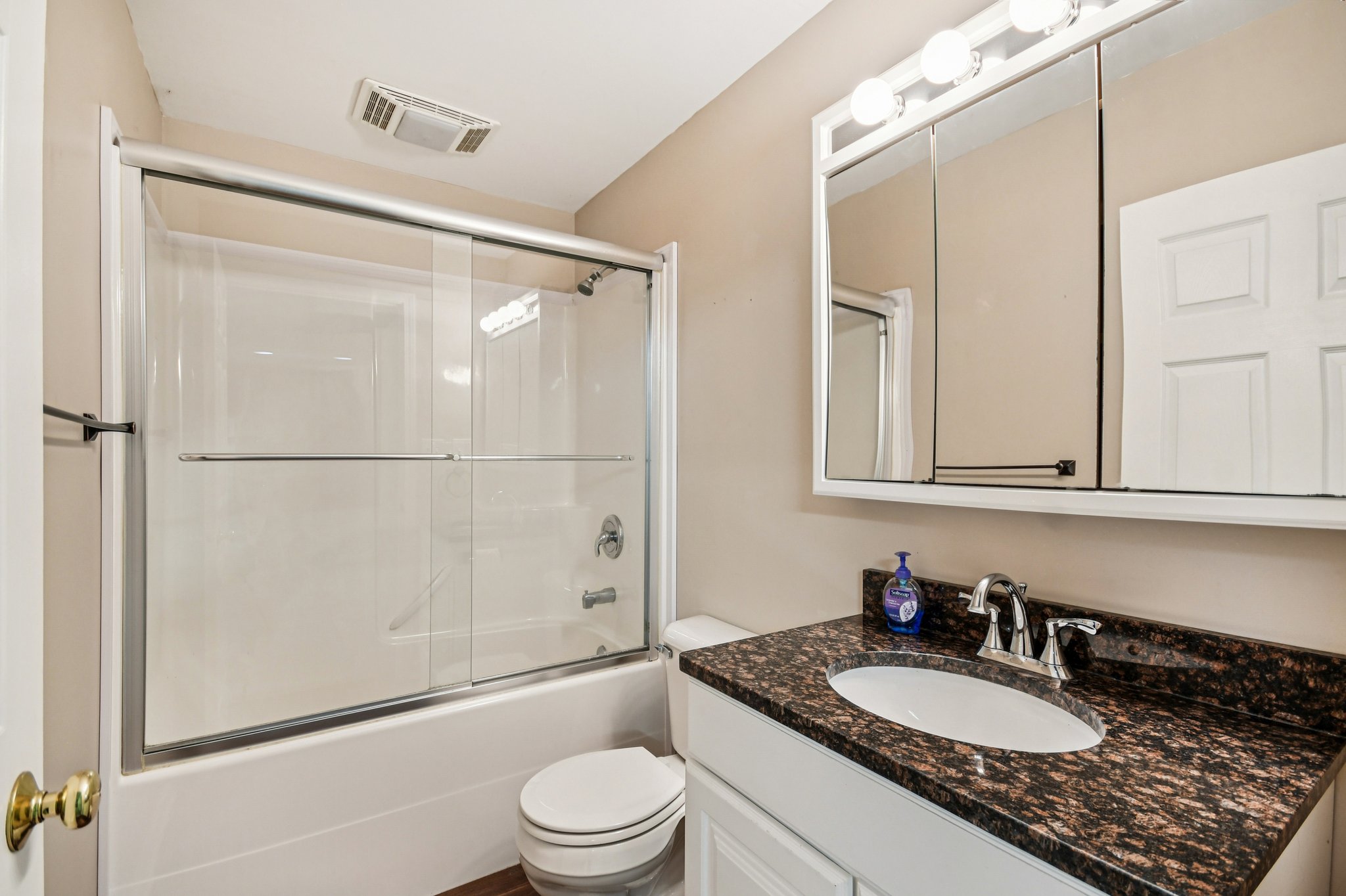 E 5th St-S2111-023.jpg