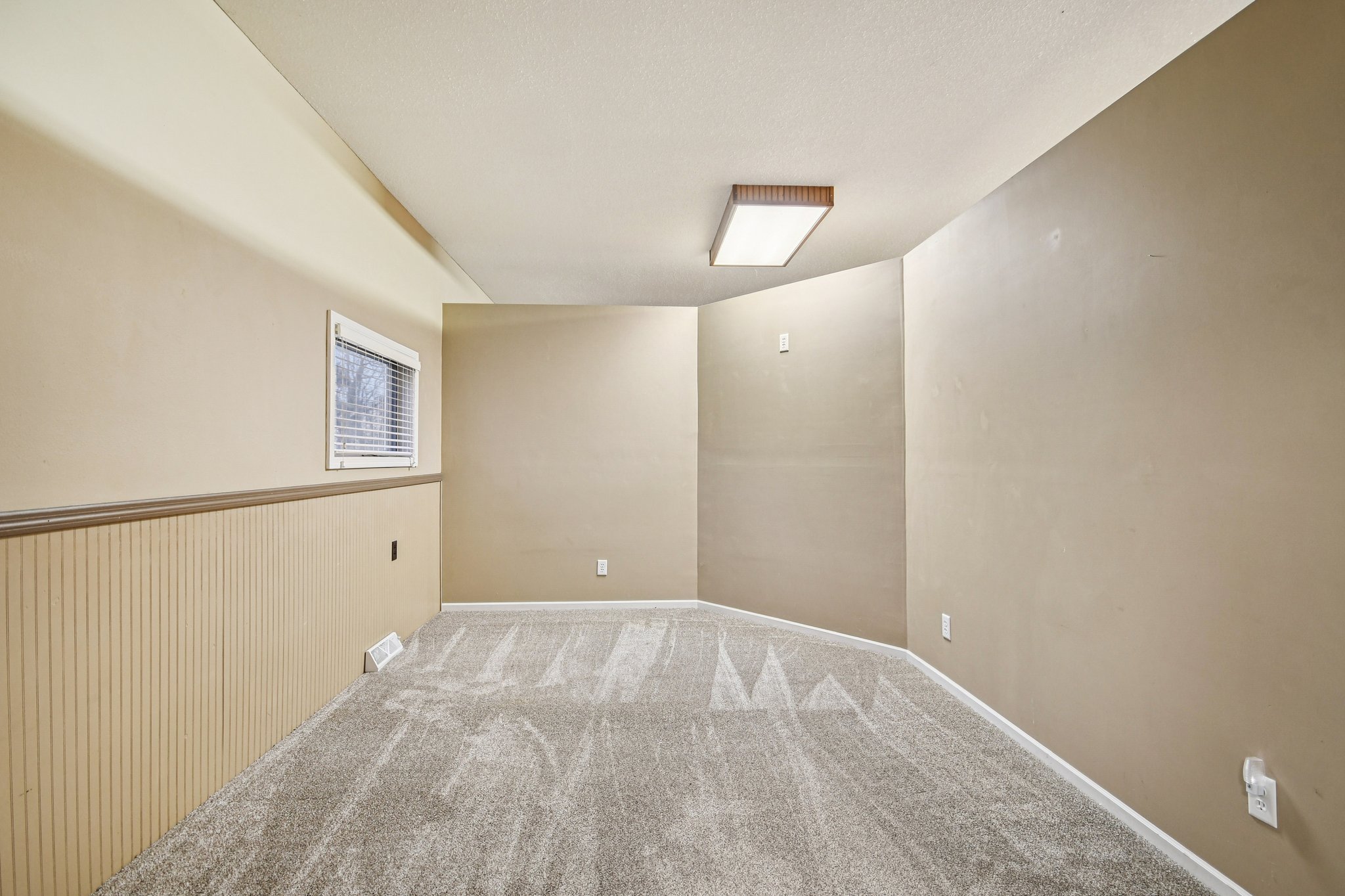 E 5th St-S2111-025.jpg