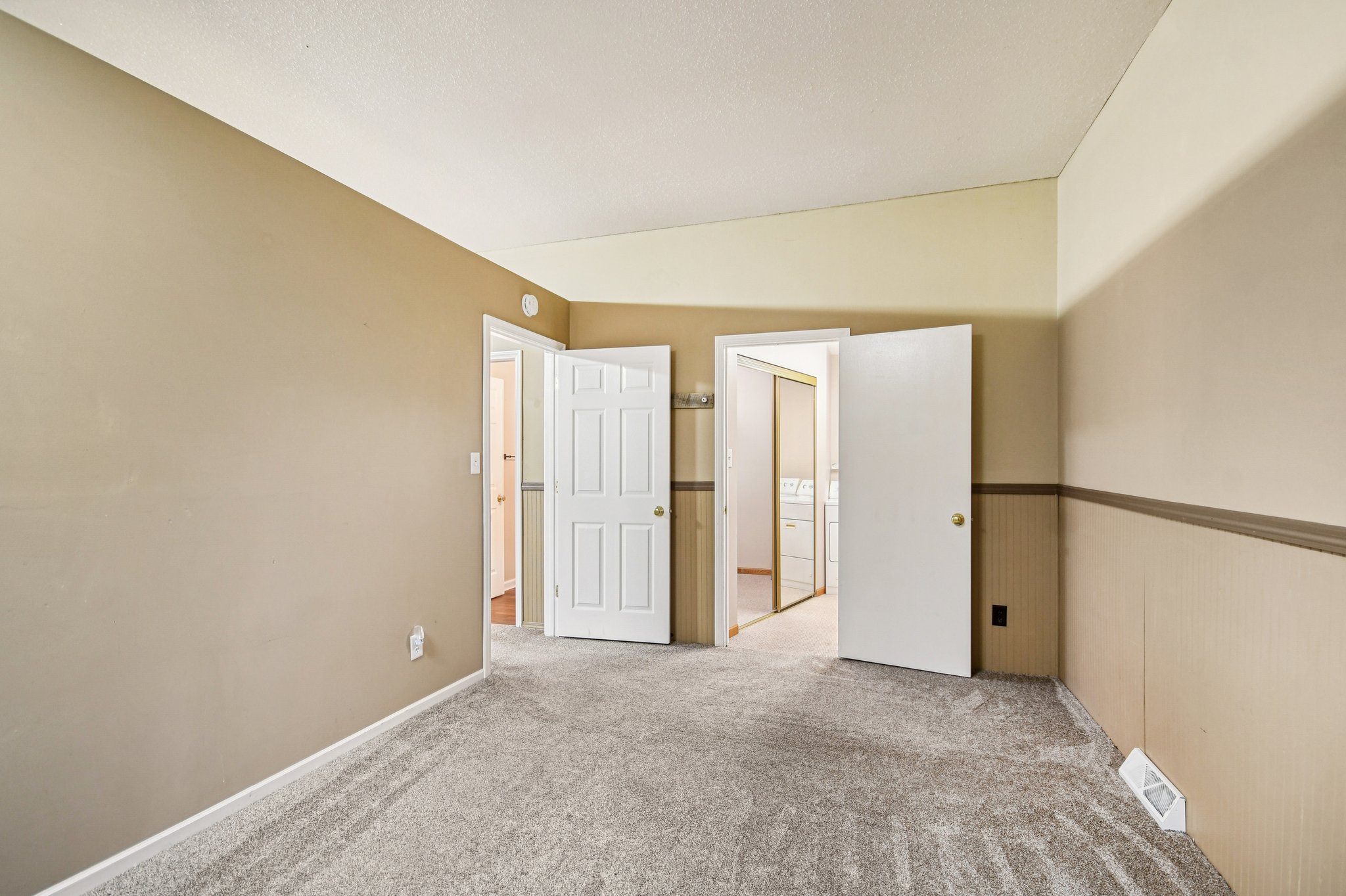 E 5th St-S2111-026.jpg