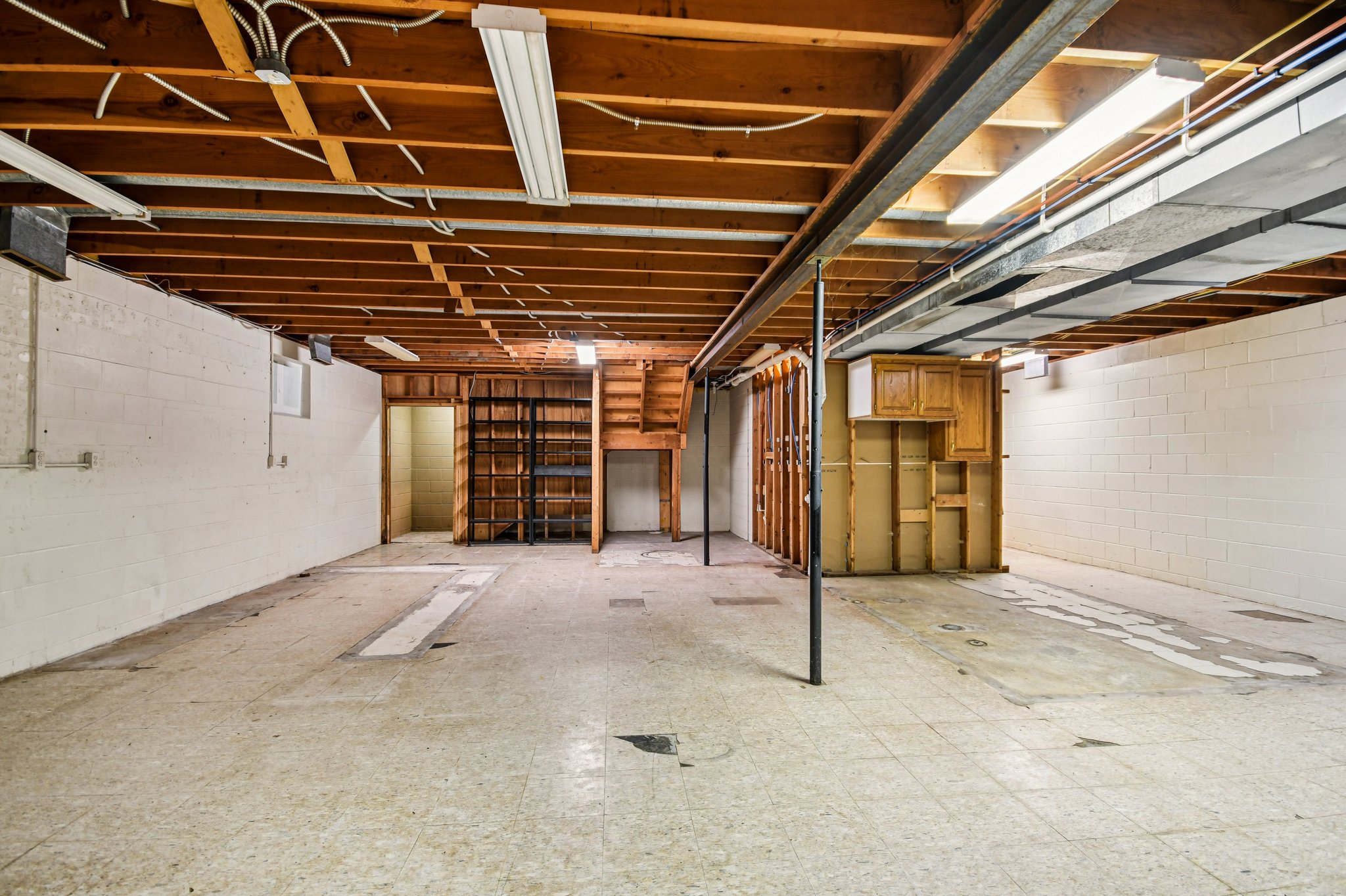 E 5th St-S2111-033.jpg