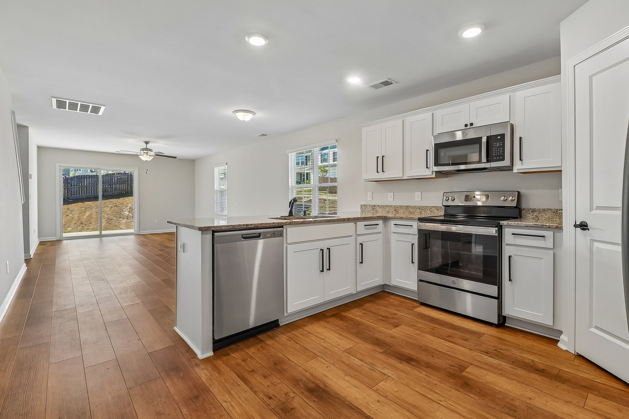 Eclipse Ln-S2104-008.jpg