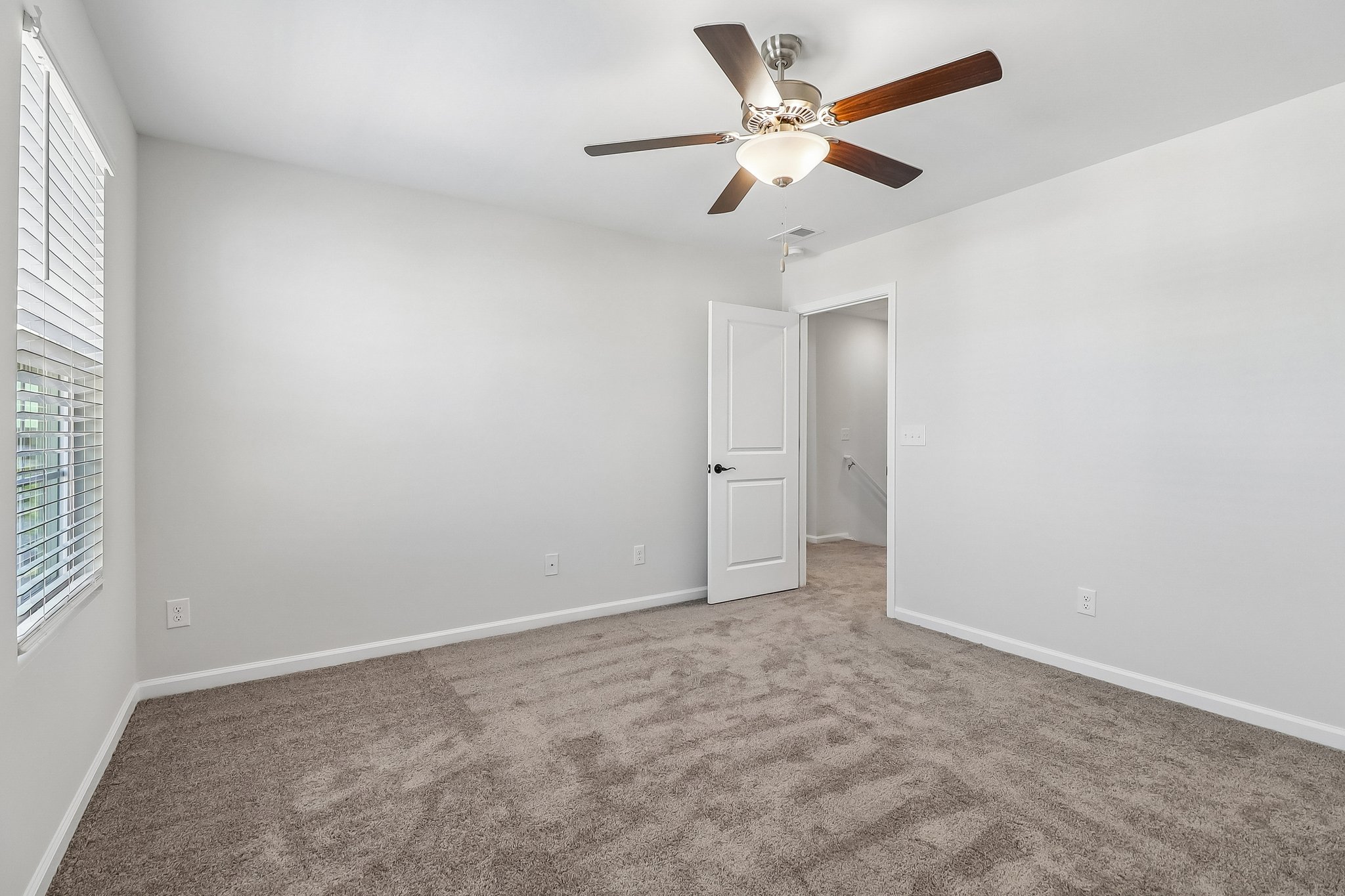 Eclipse Ln-S2104-021.jpg