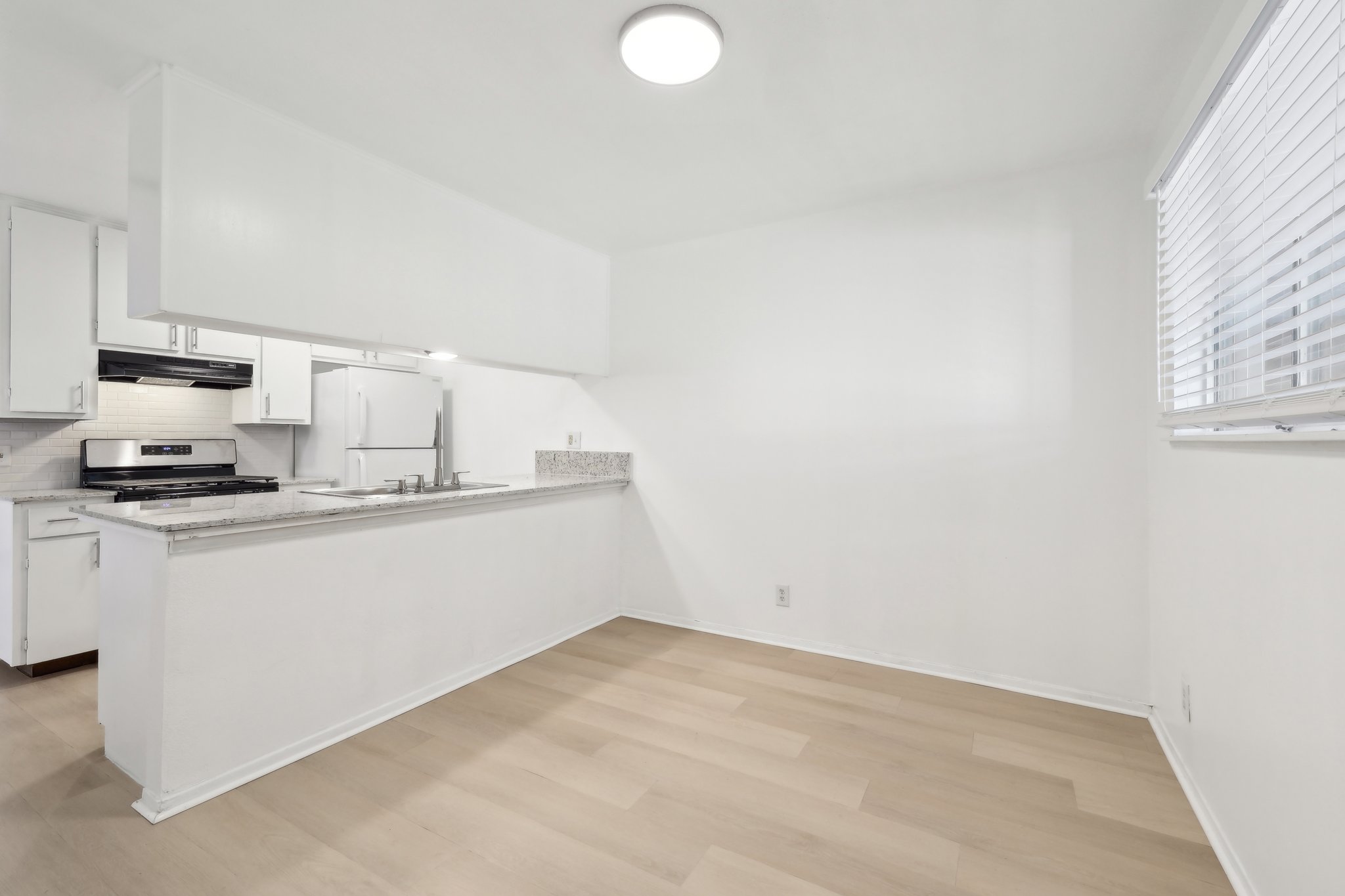 418 Sarah St Unit A-016.jpg