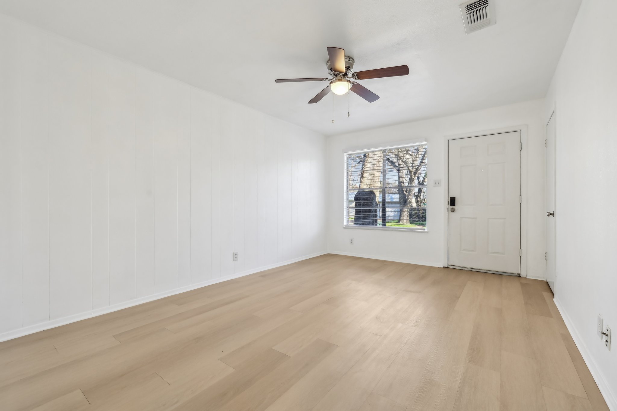 418 Sarah St Unit B-002.jpg