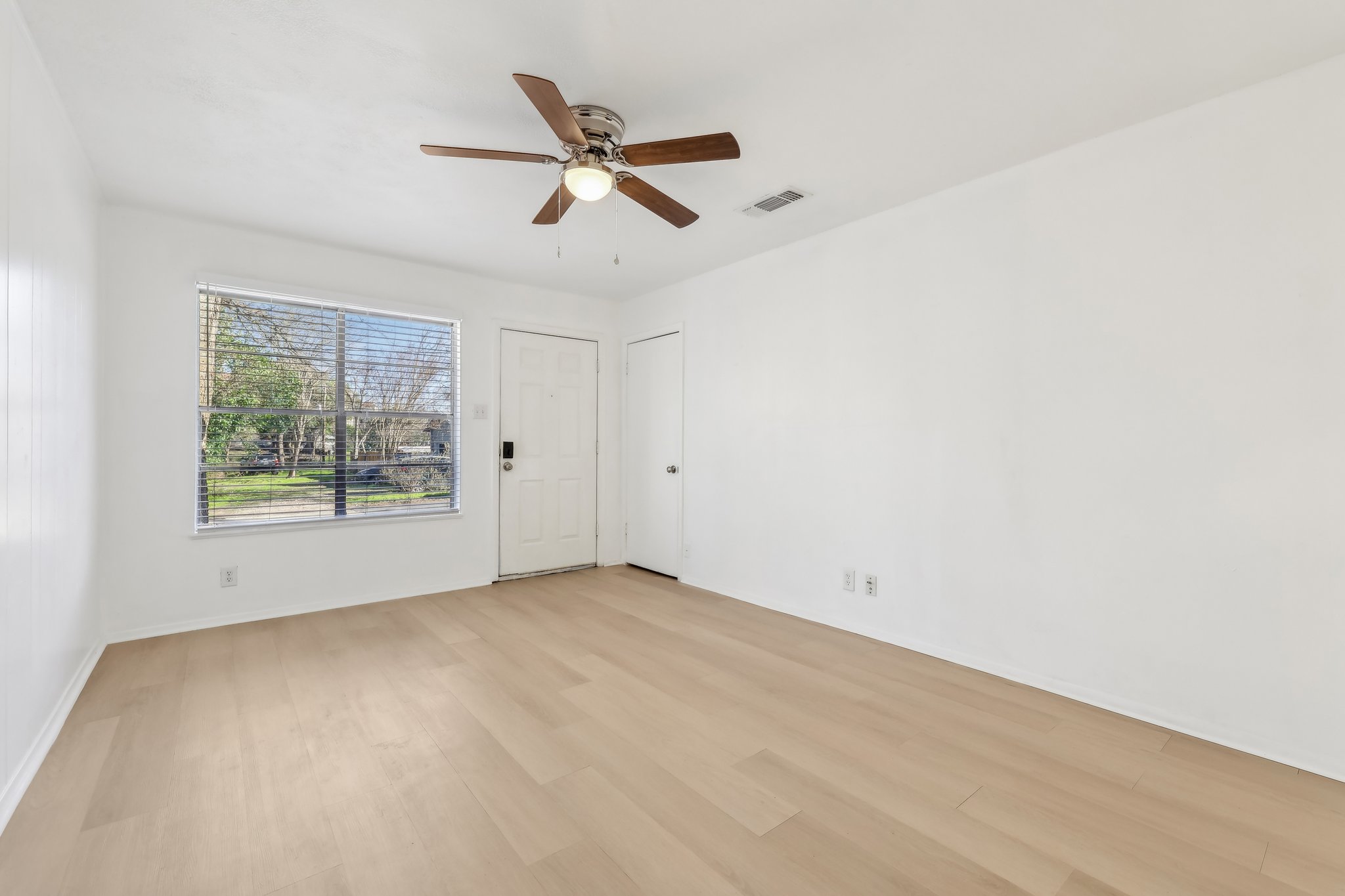 418 Sarah St Unit B-003.jpg