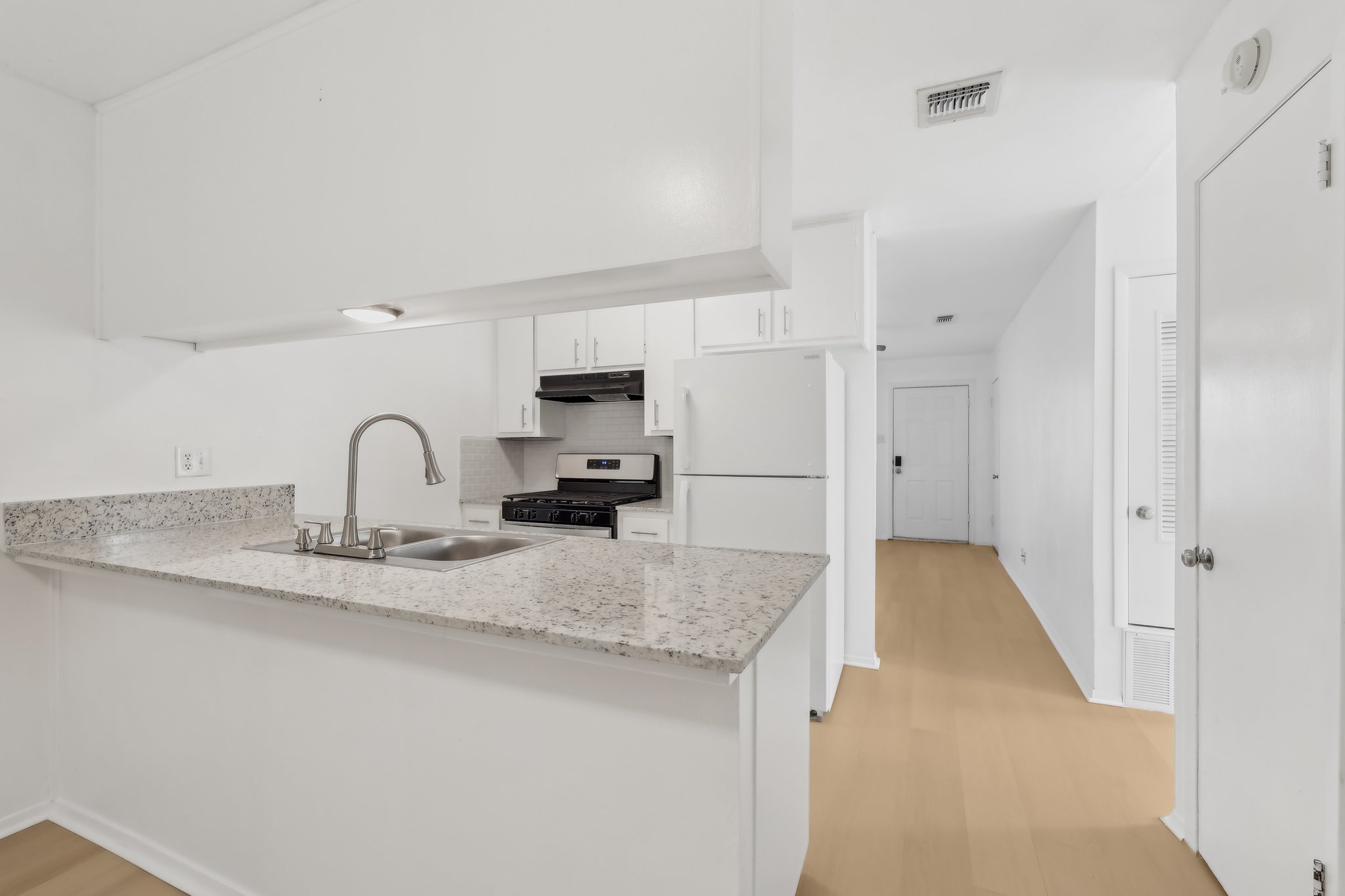 418 Sarah St Unit B-008.jpg