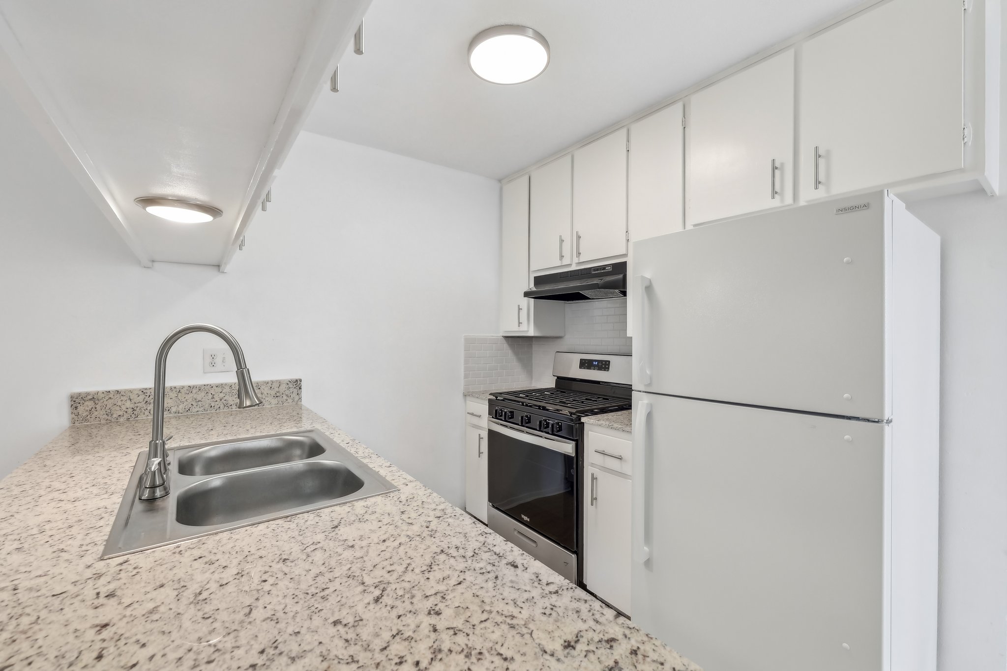 418 Sarah St Unit B-009.jpg