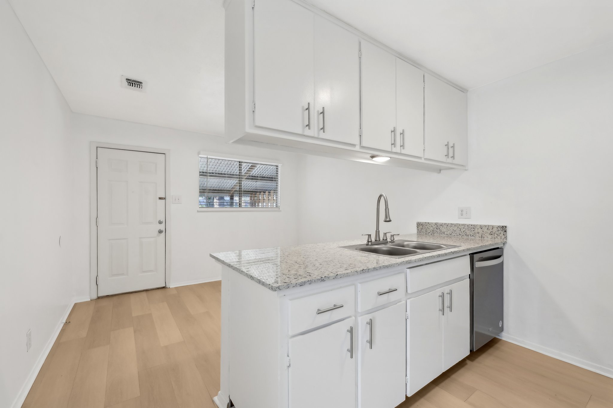 418 Sarah St Unit B-011.jpg