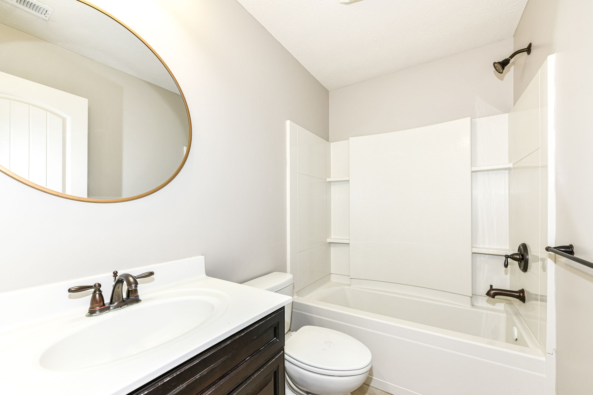 Full bath ensuite Bedroom 4