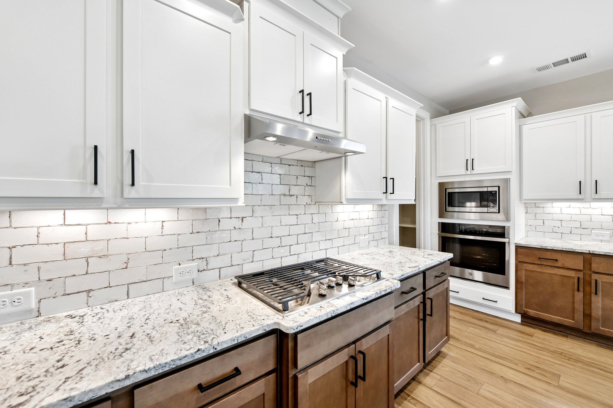 Ontario Ln-S2905-020.jpg