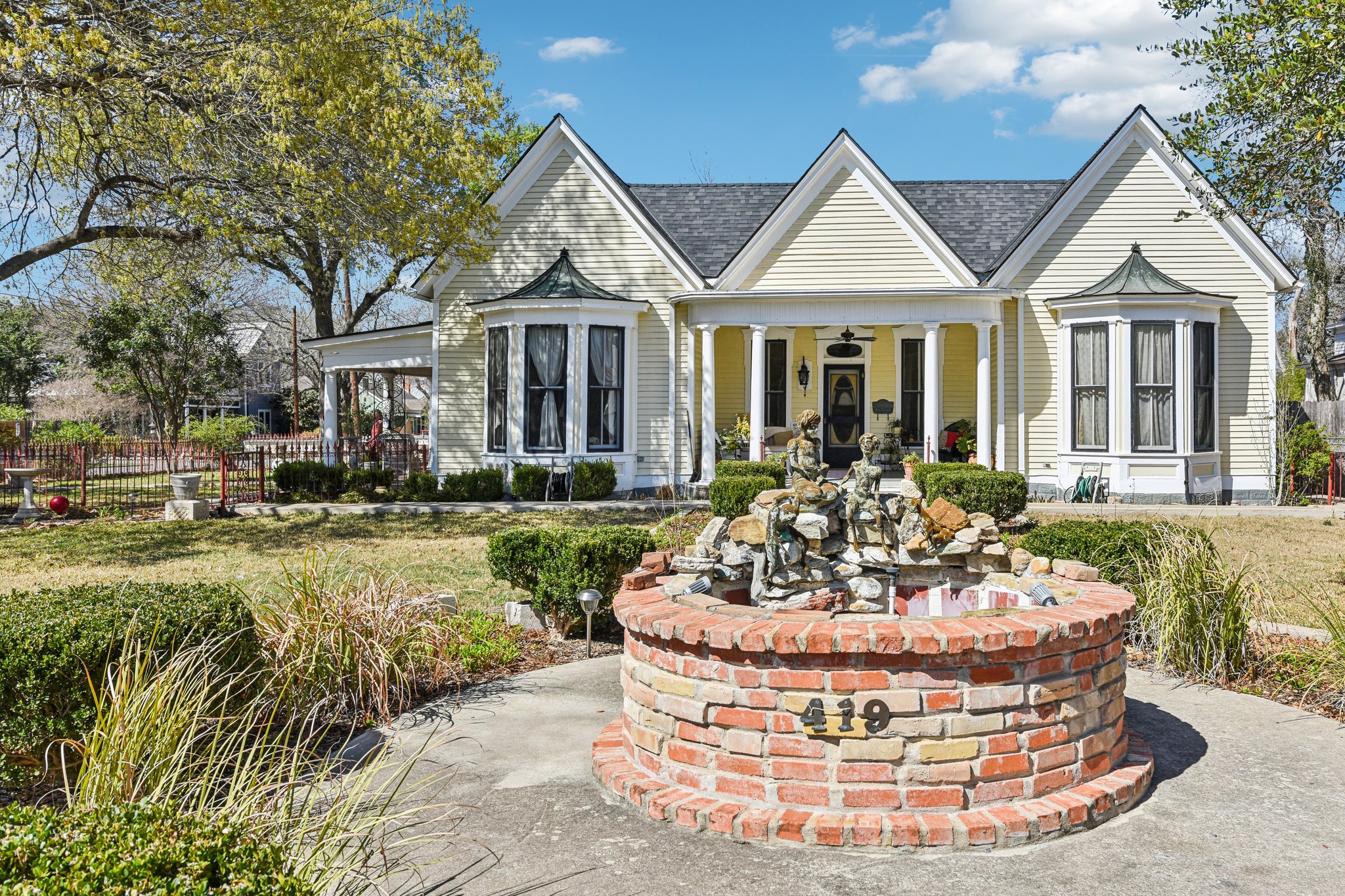 W San Antonio St-S0303-001.jpg