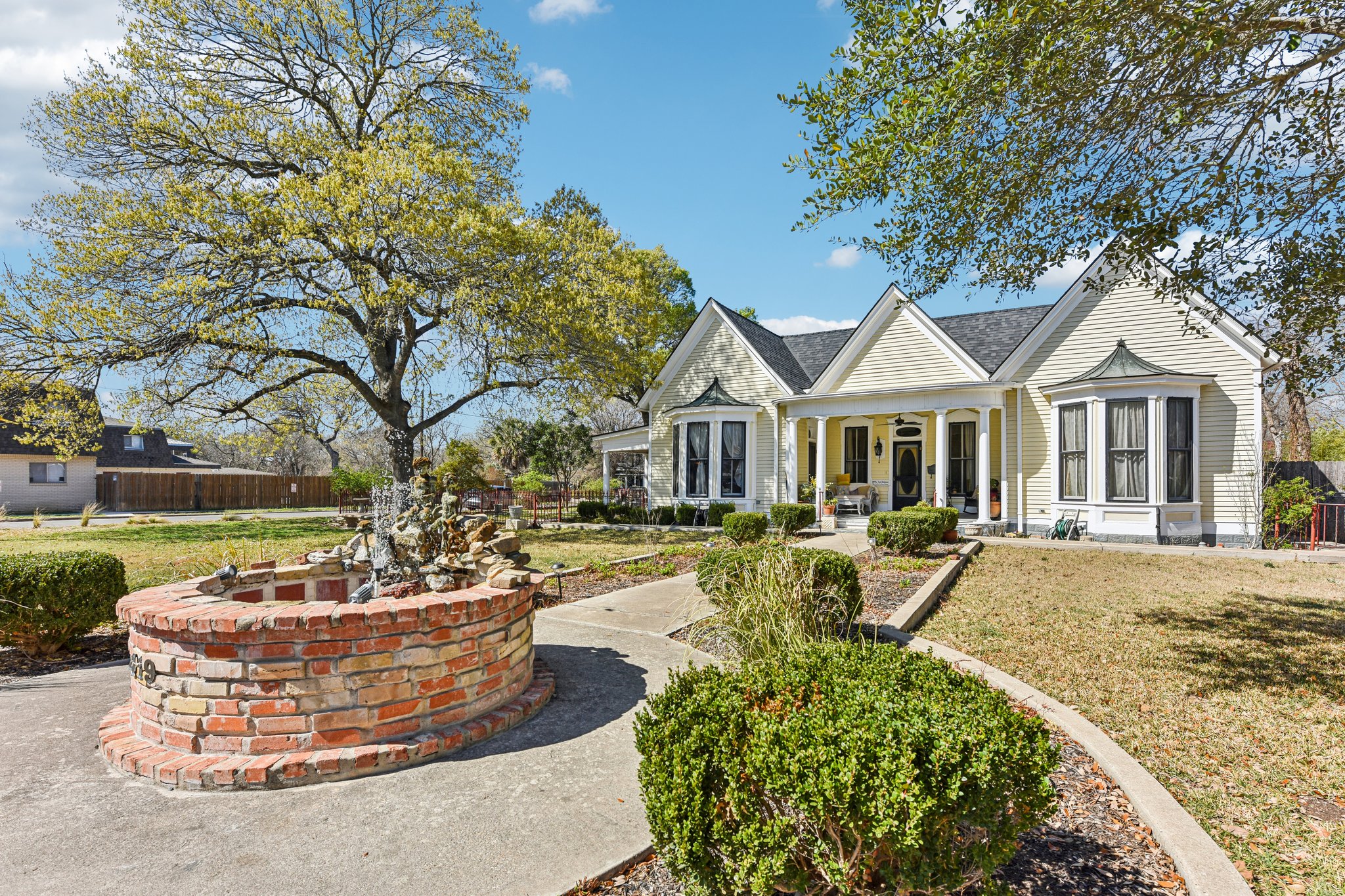 W San Antonio St-S0303-002.jpg