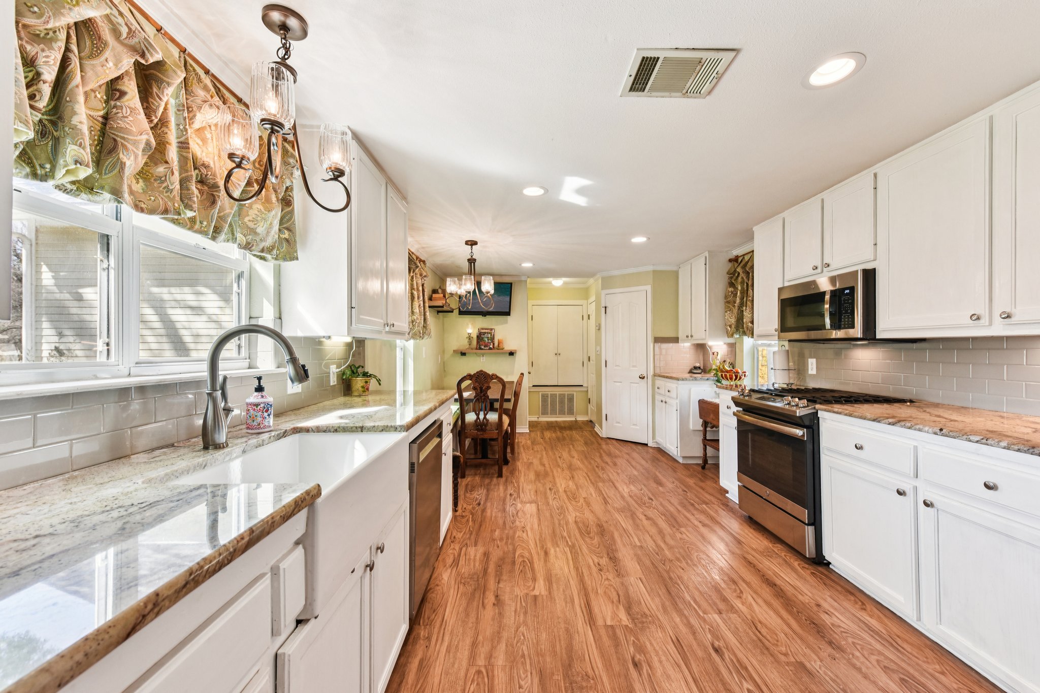 W San Antonio St-S0303-012.jpg