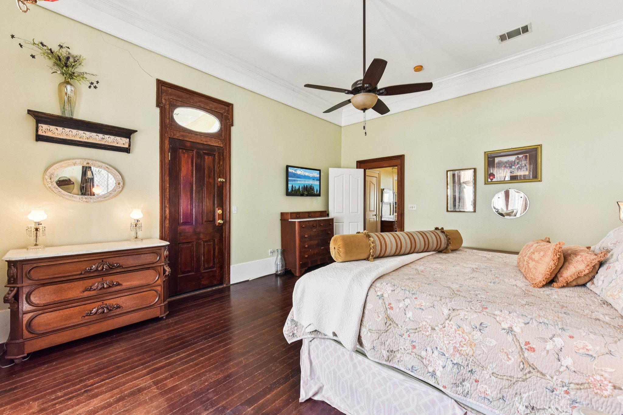 W San Antonio St-S0303-027.jpg