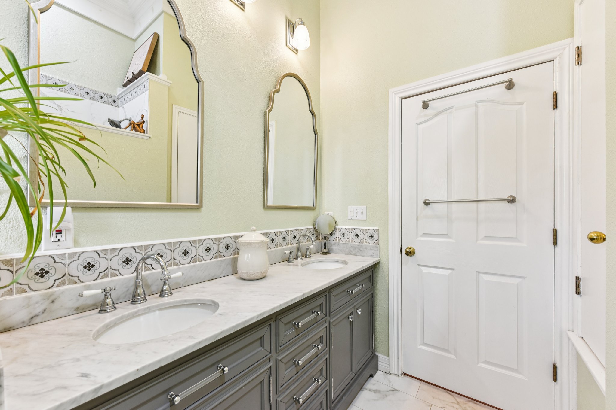 W San Antonio St-S0303-032.jpg