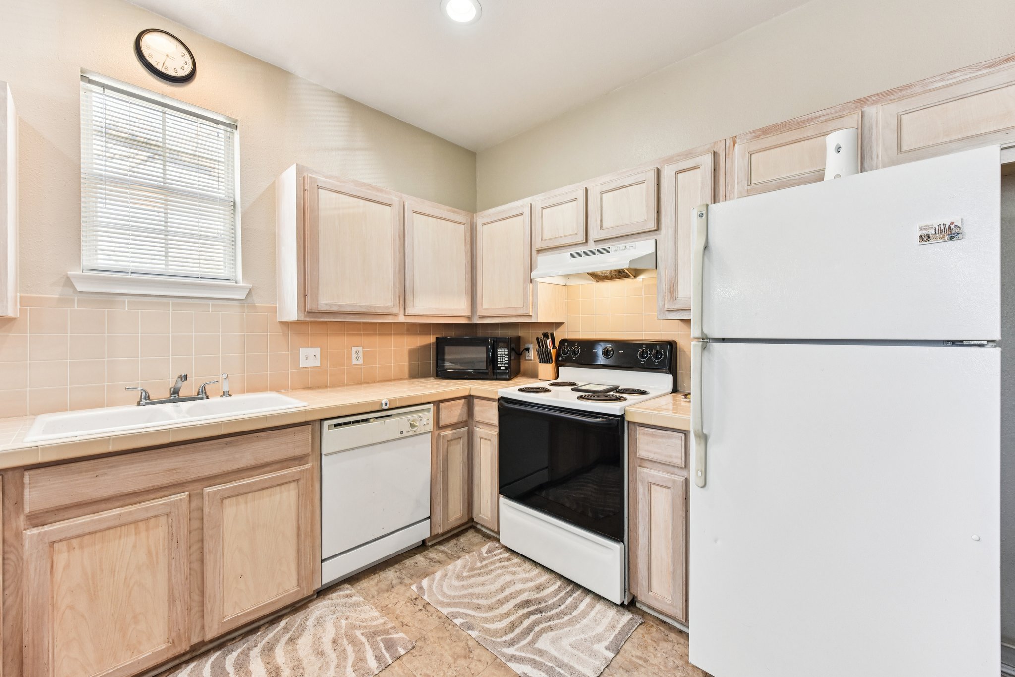 W San Antonio St-S0303-043.jpg