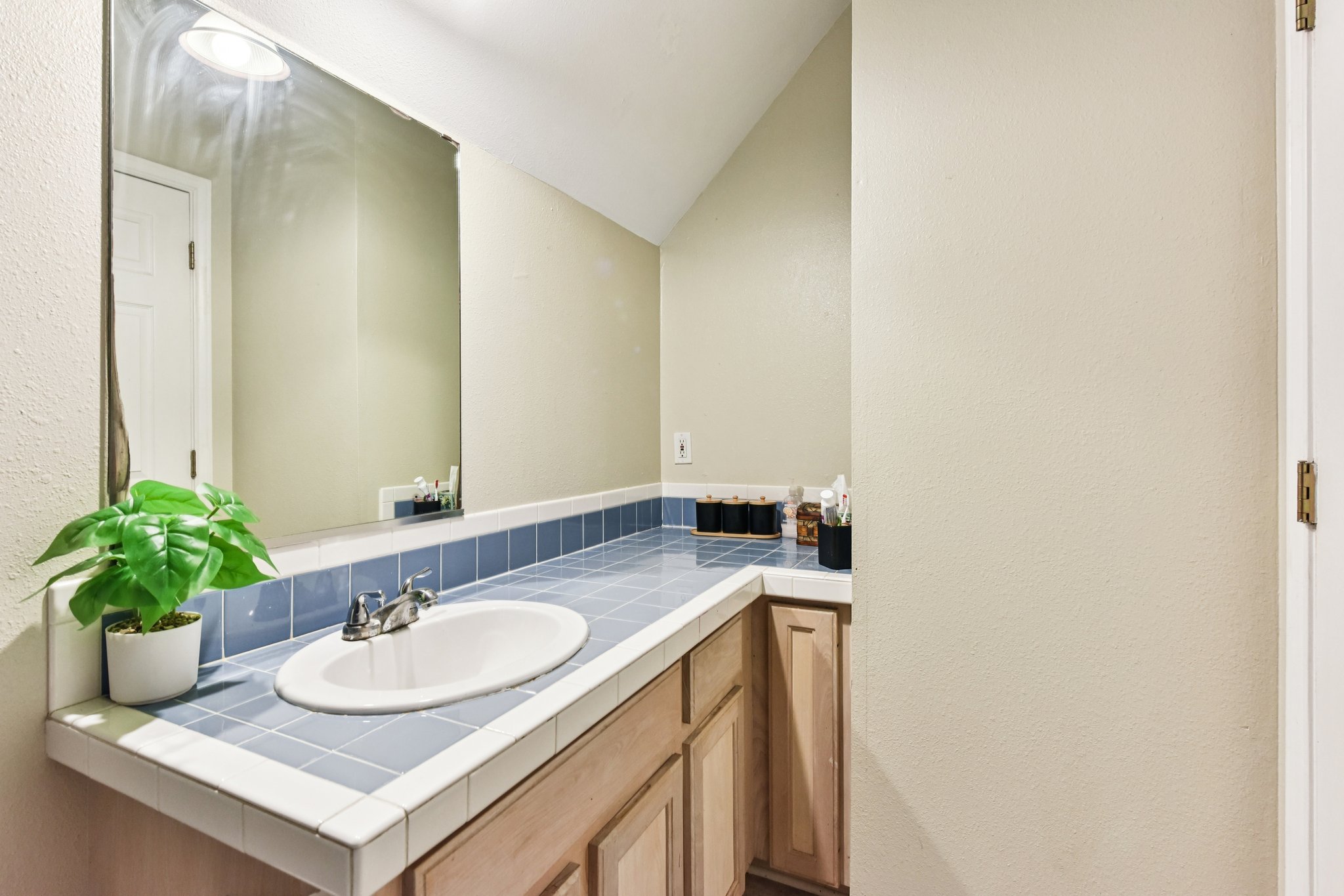 W San Antonio St-S0303-045.jpg