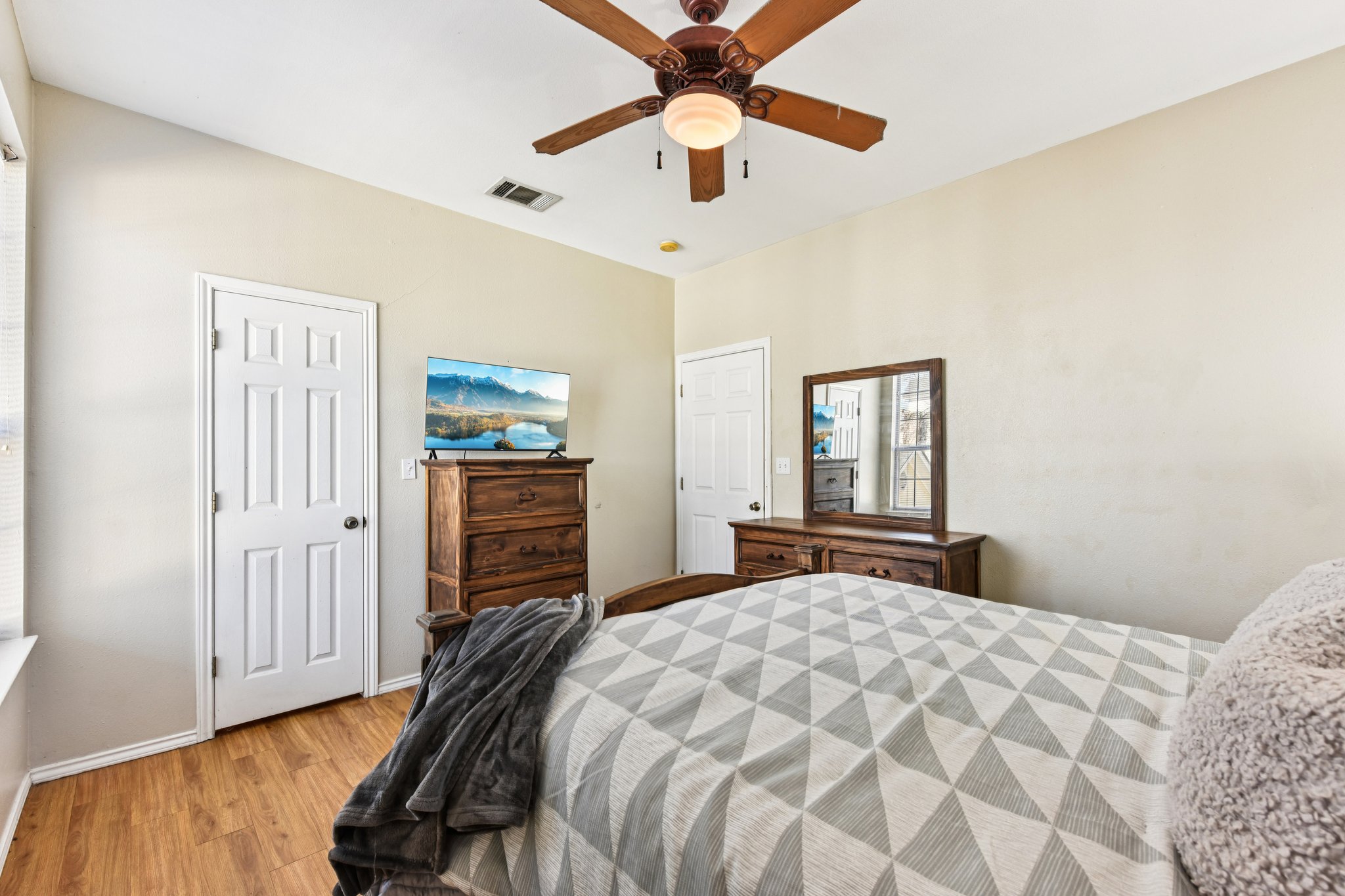 W San Antonio St-S0303-049.jpg