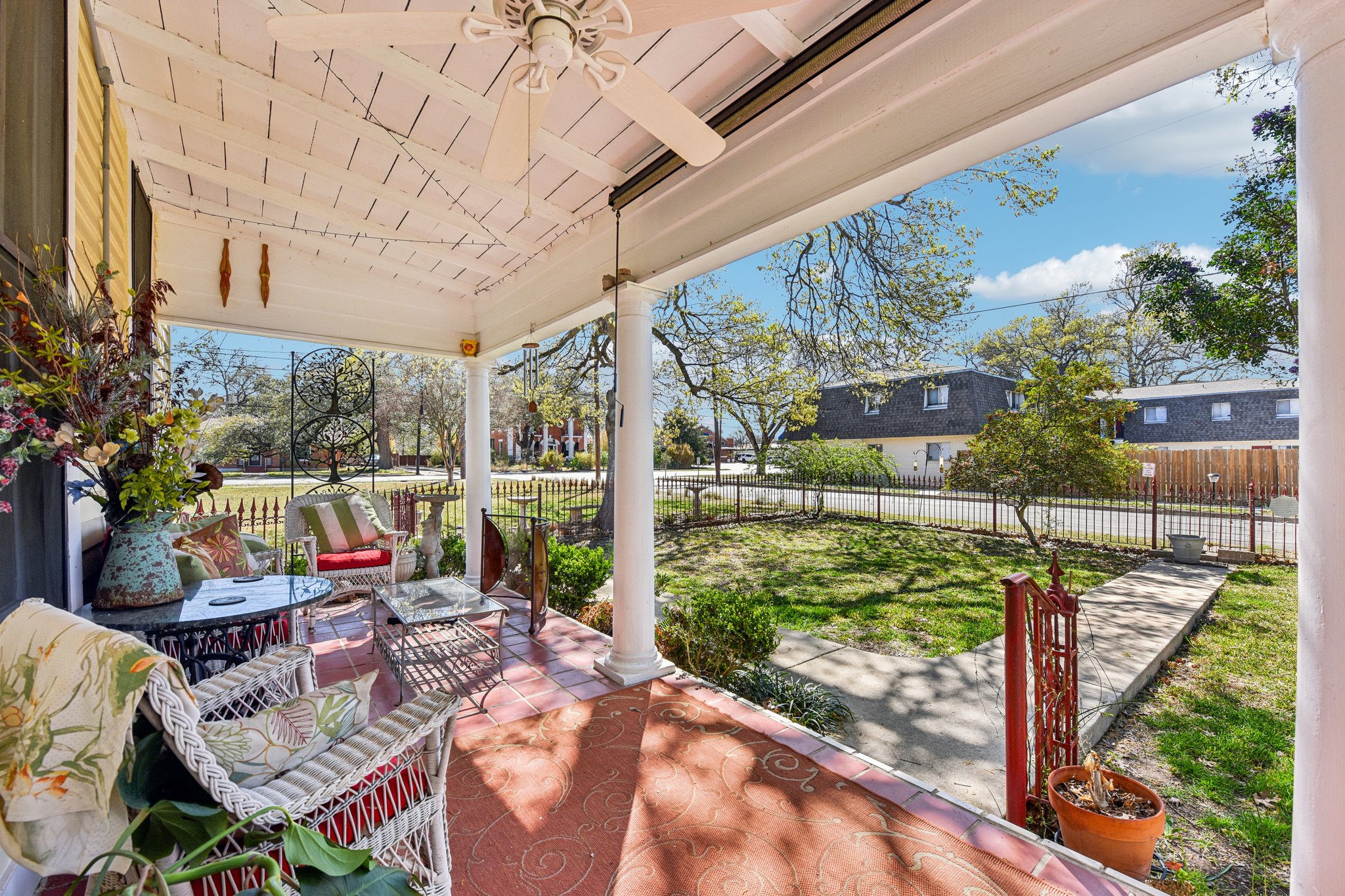 W San Antonio St-S0303-056.jpg