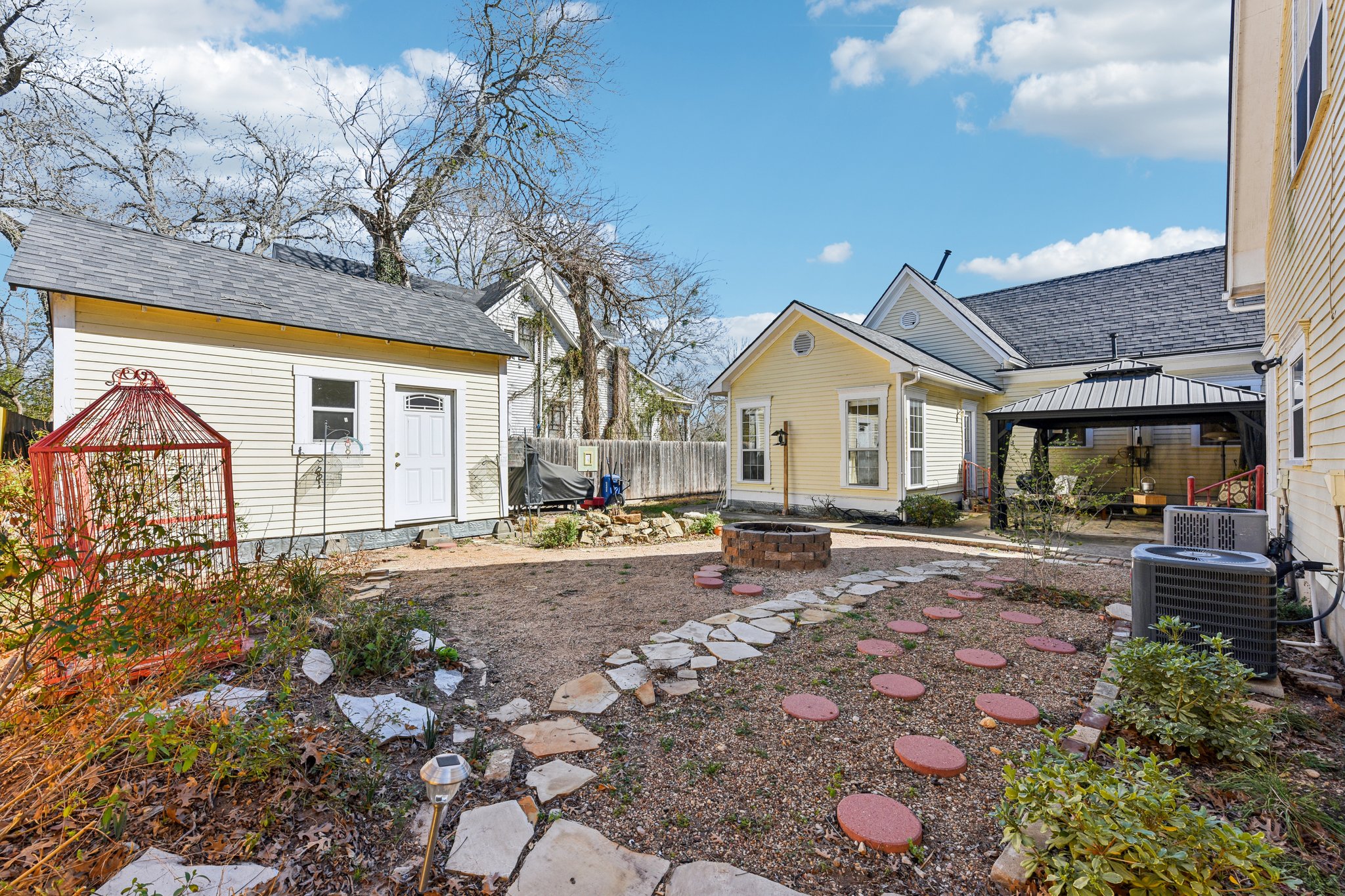 W San Antonio St-S0303-057.jpg