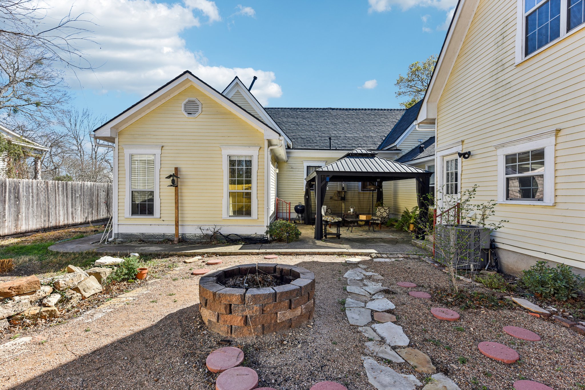 W San Antonio St-S0303-059.jpg