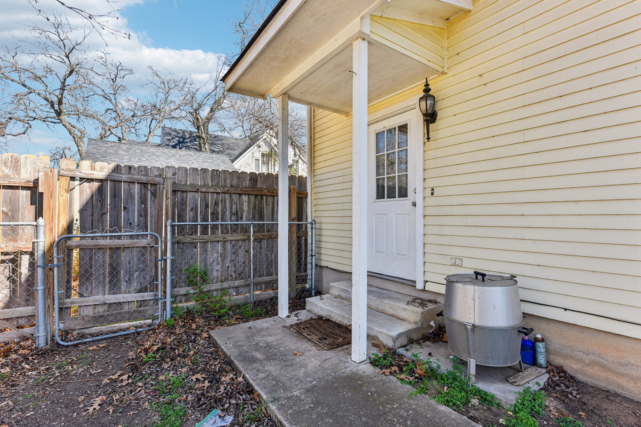 W San Antonio St-S0303-063.jpg