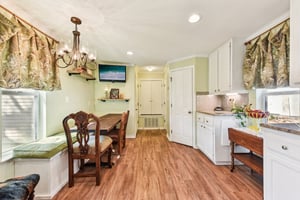 W San Antonio St-S0303-016.jpg