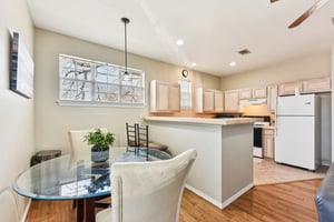 W San Antonio St-S0303-040.jpg