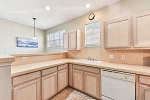 W San Antonio St-S0303-042.jpg