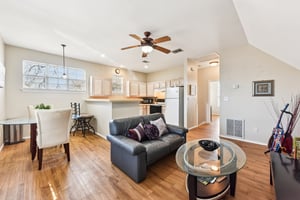 W San Antonio St-S0303-044.jpg