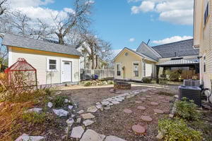 W San Antonio St-S0303-057.jpg