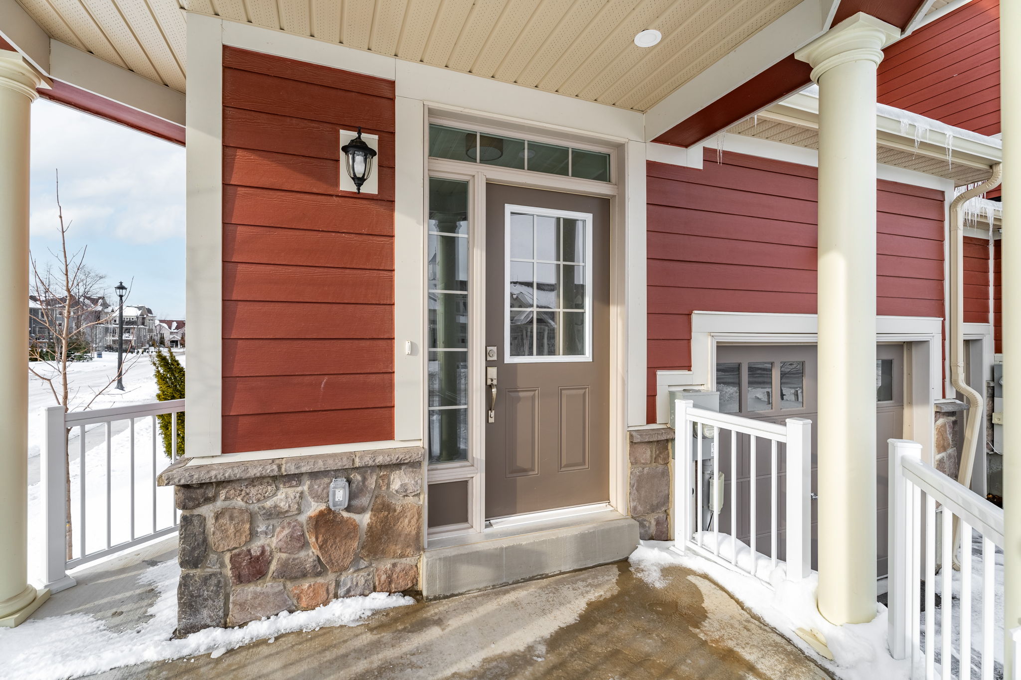 Front Porch/Entrance