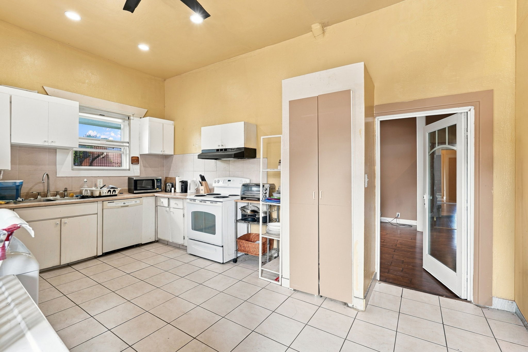 014_F8_4200 Bassett St