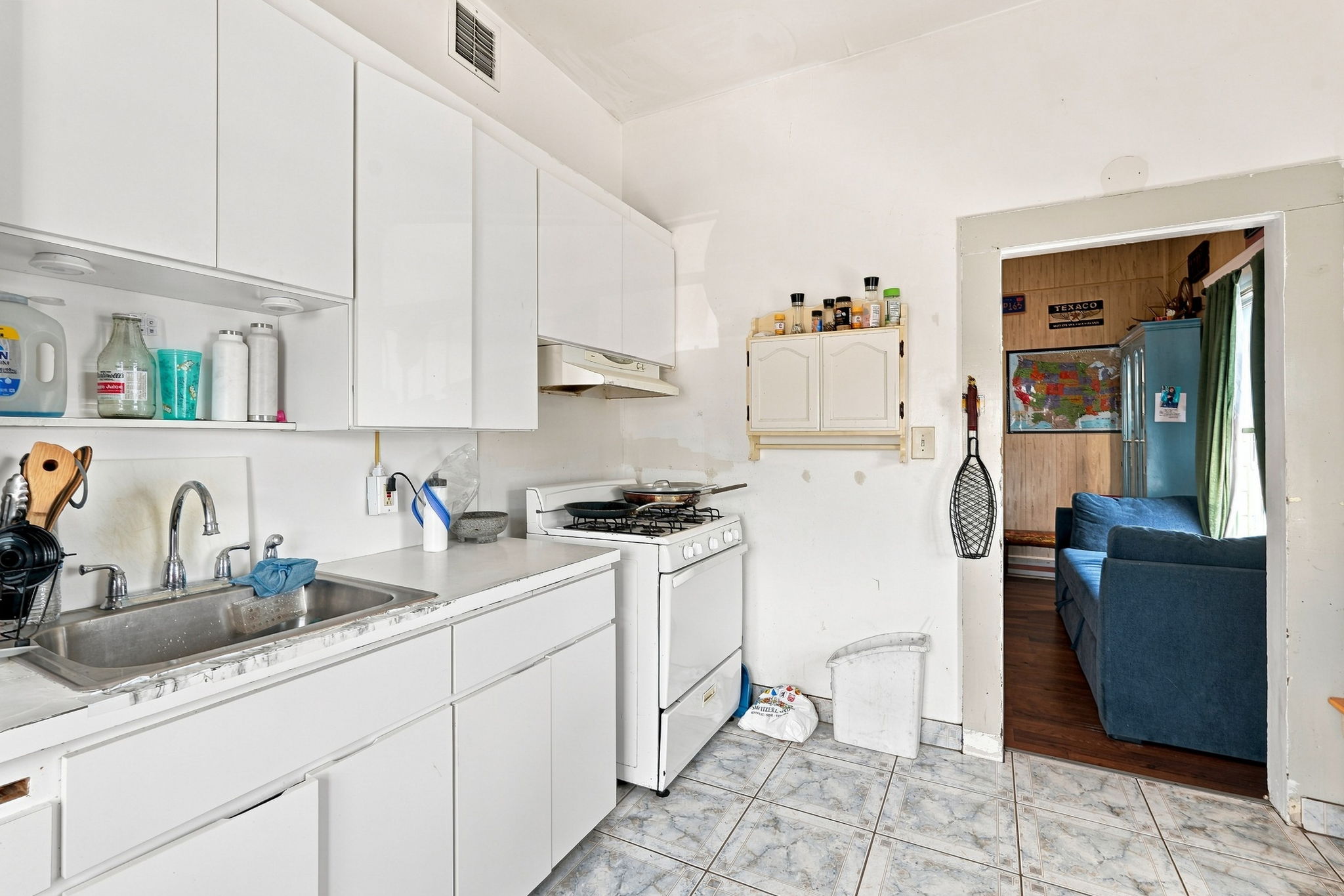 017_F8_4200 Bassett St