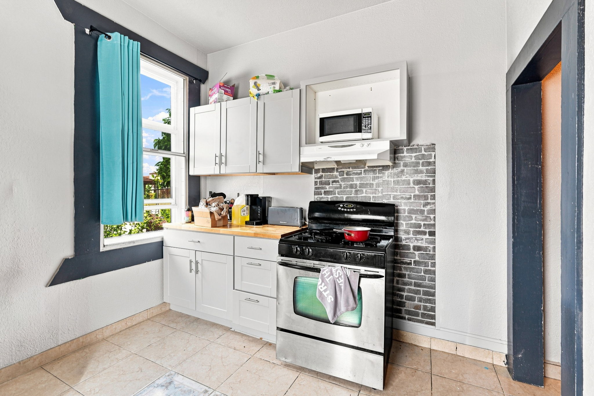 020_F8_4200 Bassett St