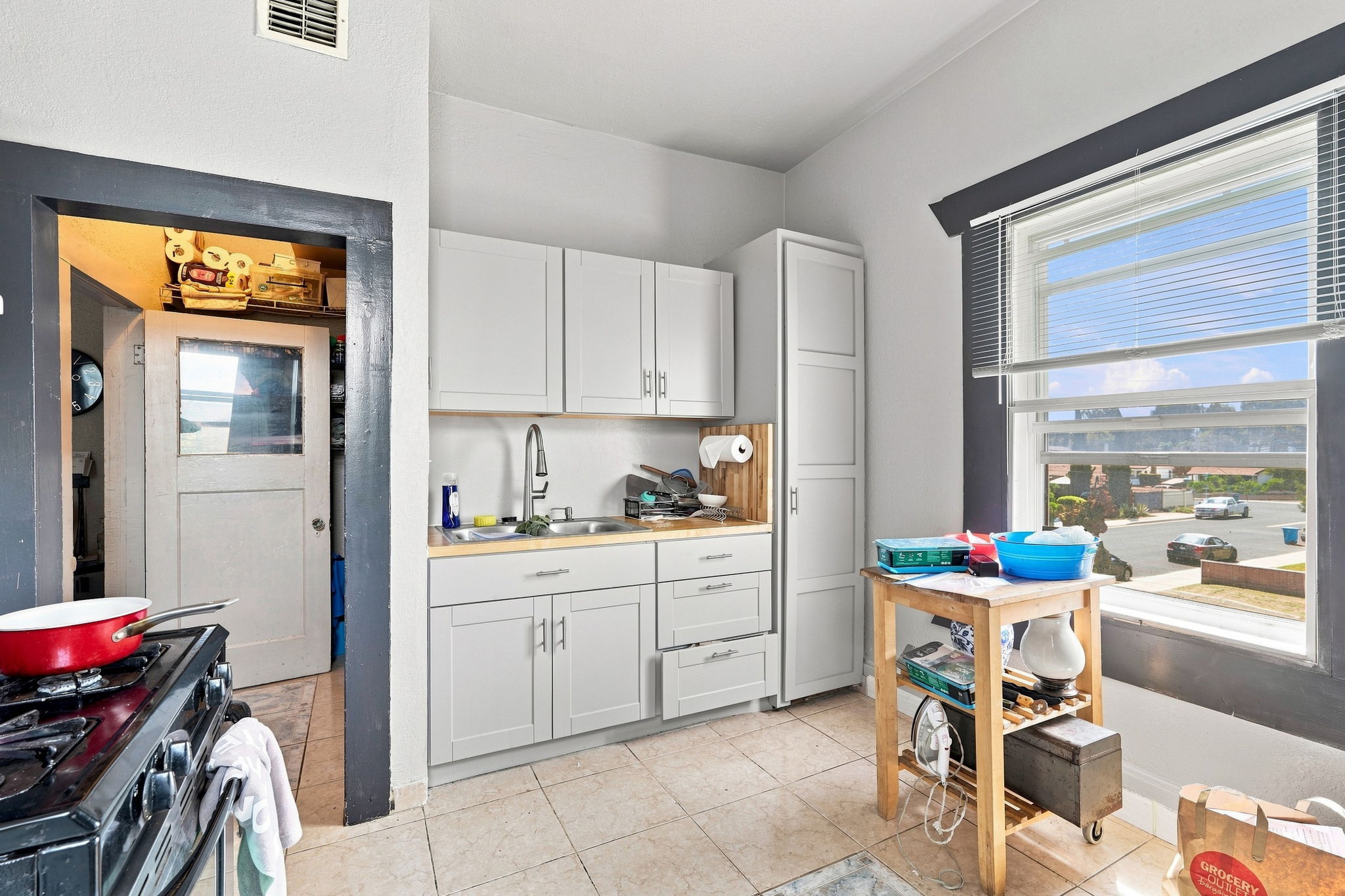 021_F8_4200 Bassett St
