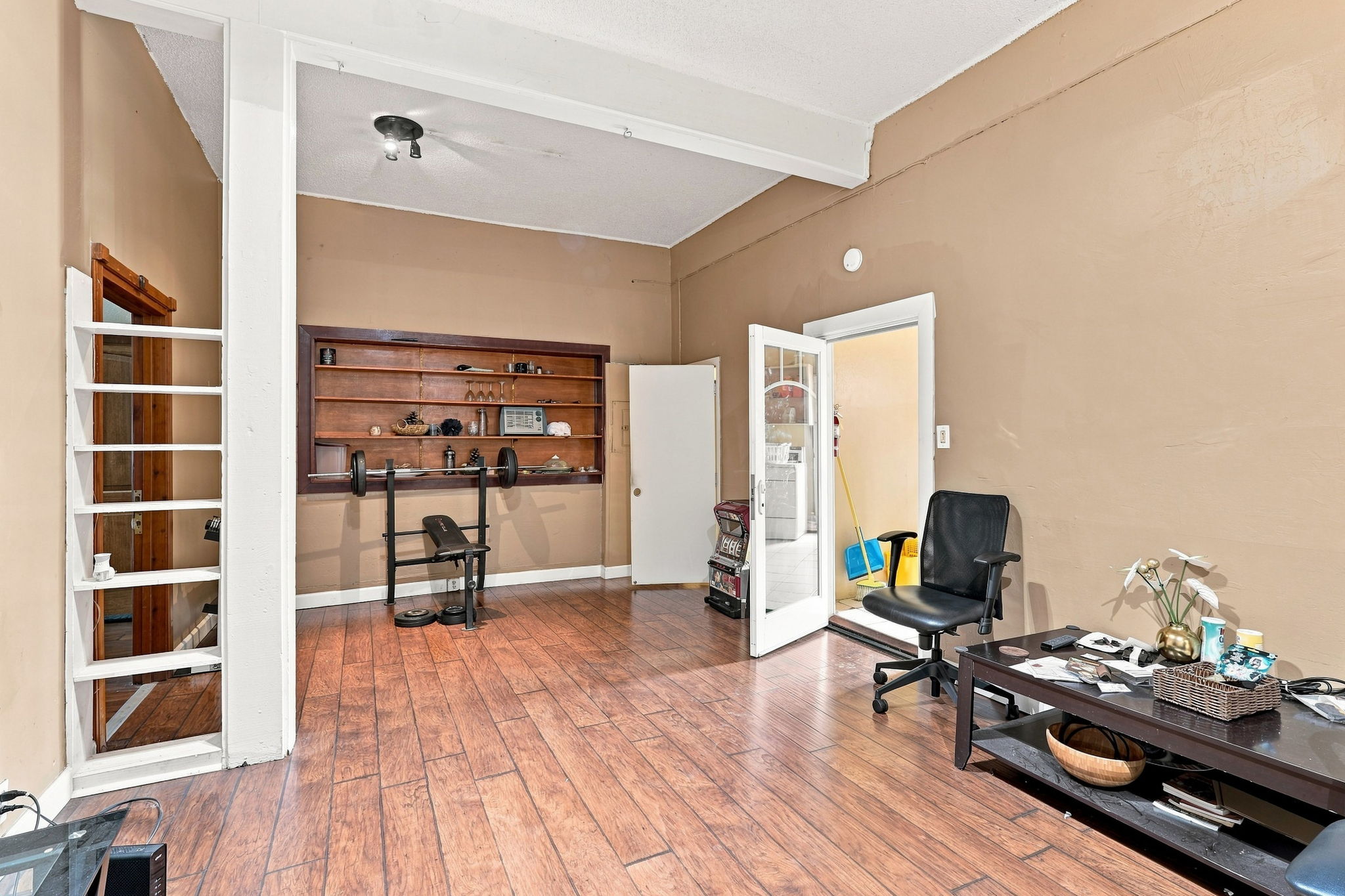 032_F8_4200 Bassett St