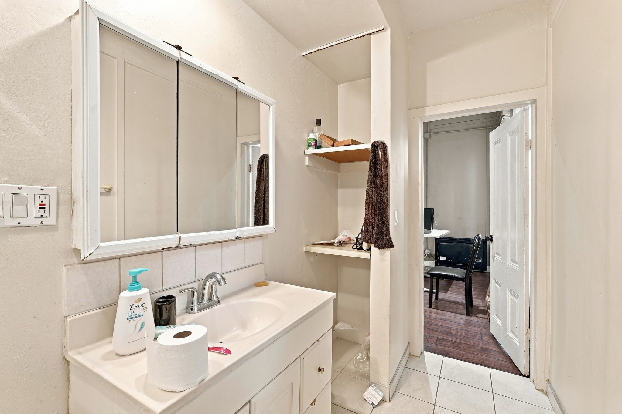 037_F8_4200 Bassett St
